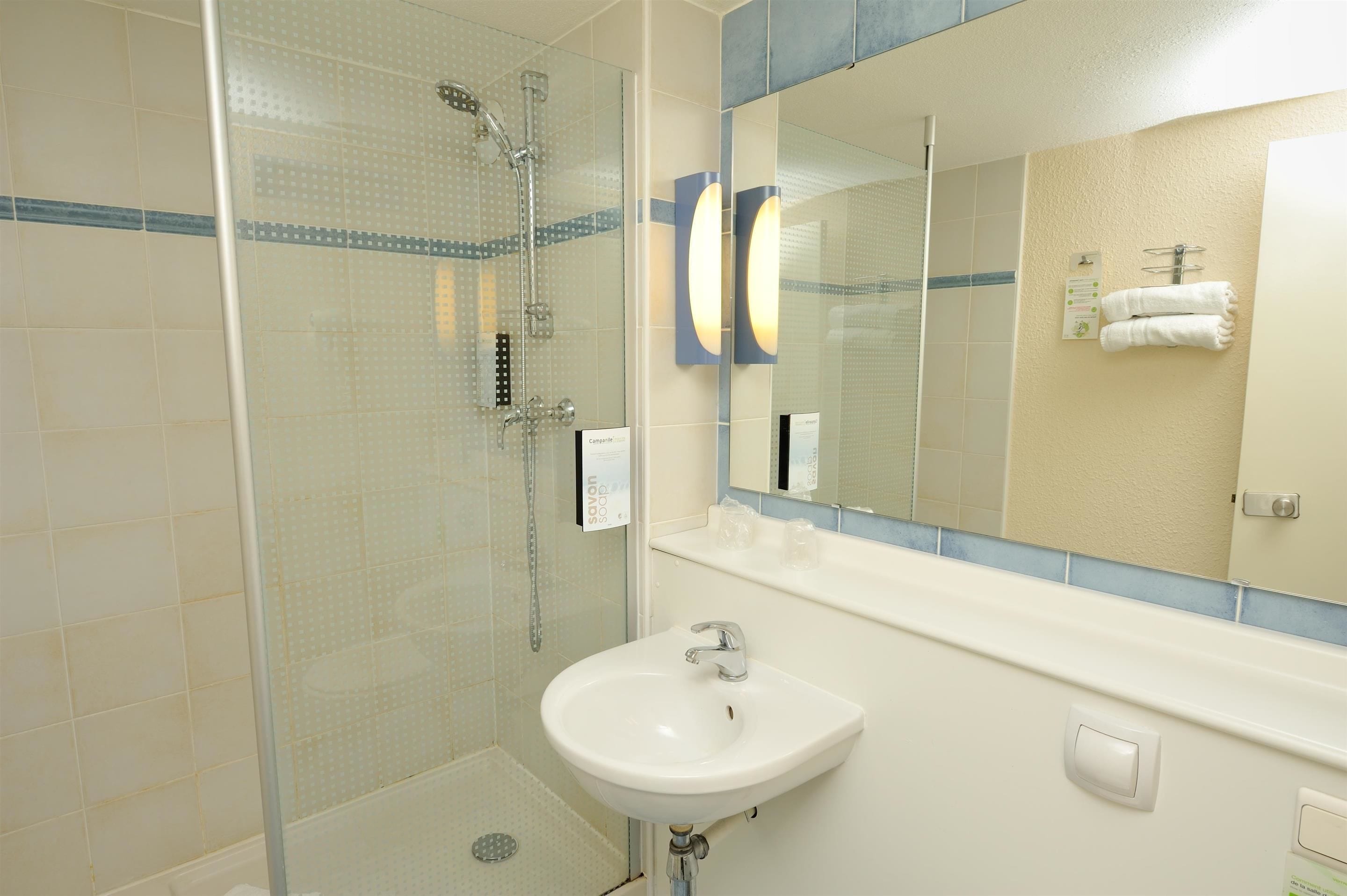 Een bad/douchecombinatie,  milieuvriendelijk toiletgerief