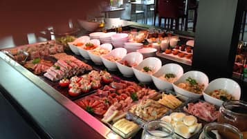 Der serveres morgenmad, frokost og aftensmad