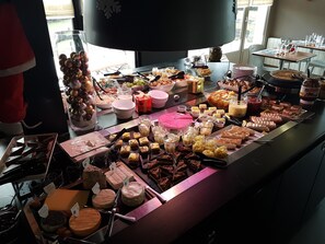 A buffet with various cheeses, desserts, and beverages. - Campanile Montbeliard - Sochaux (Sochaux)