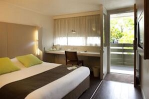 Bureau, rideaux occultants, chambres insonorisées