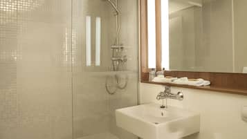 Combined shower/bathtub, eco-friendly toiletries, hair dryer, towels