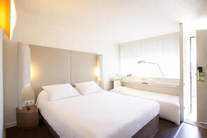 Premium bedding, desk, blackout curtains, iron/ironing board - Campanile Valenciennes Ouest - Petite Foret (Petite-Foret)