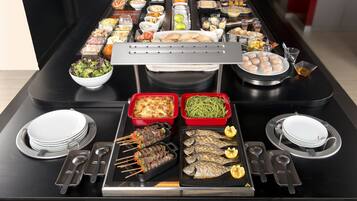 Serveert ontbijt, lunch, diner, Franse gerechten