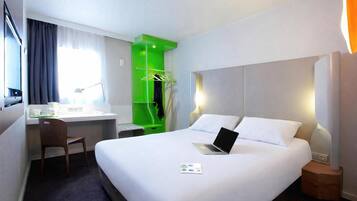 Habitación estándar, 1 cama doble | Ropa de cama de alta calidad, escritorio, cortinas opacas