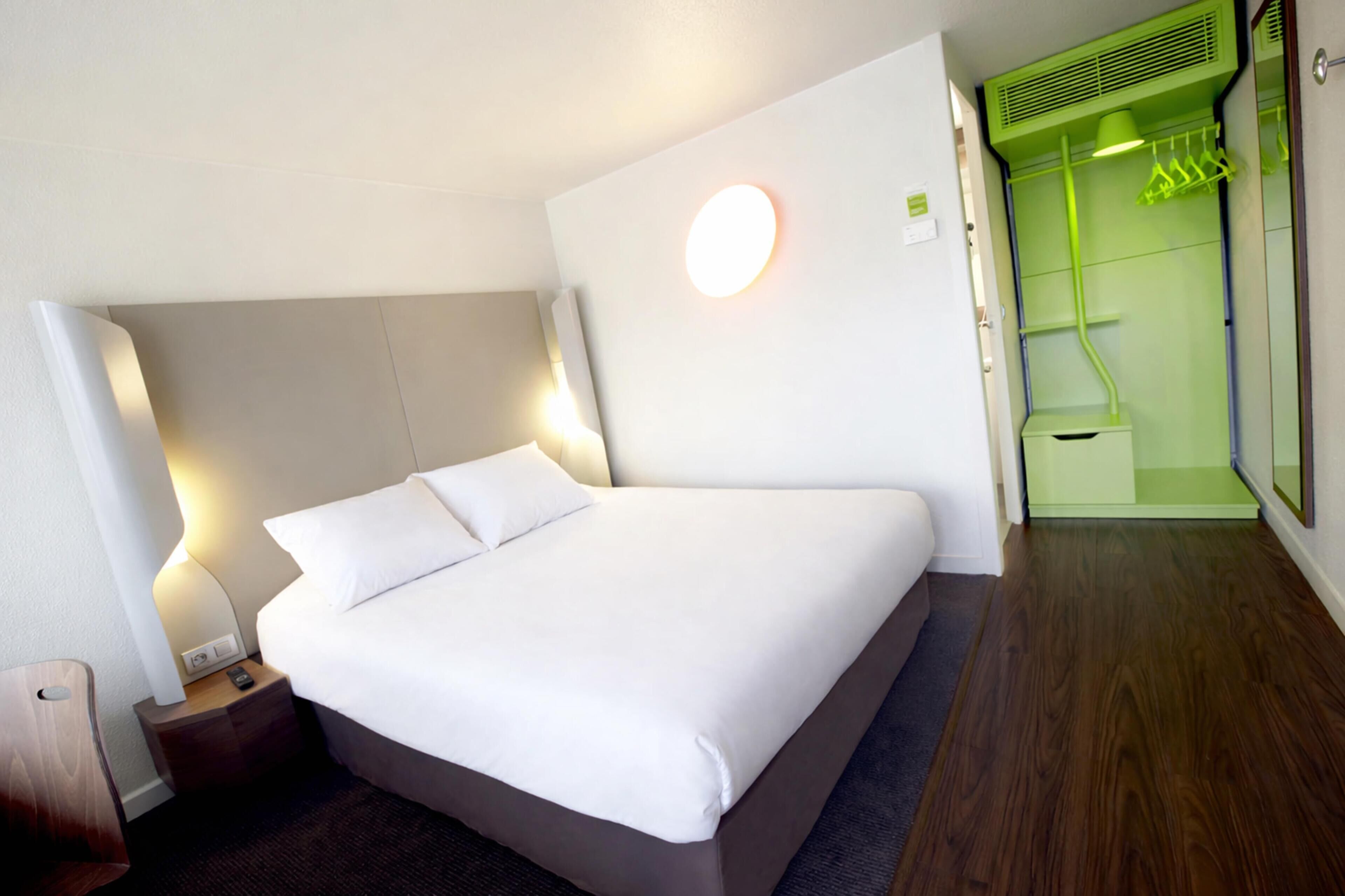 标准房, 1 张双人床 | 高档床上用品、办公桌、遮光窗帘、熨斗/熨板