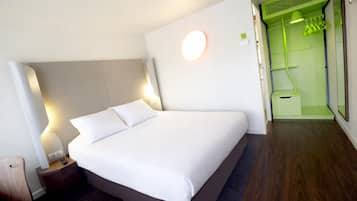 Standard Room, 1 Double Bed | Premium bedding, desk, blackout drapes, iron/ironing board