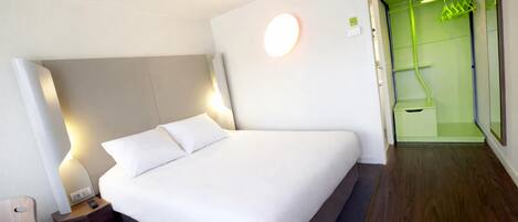 Ropa de cama de alta calidad, escritorio y cortinas blackout