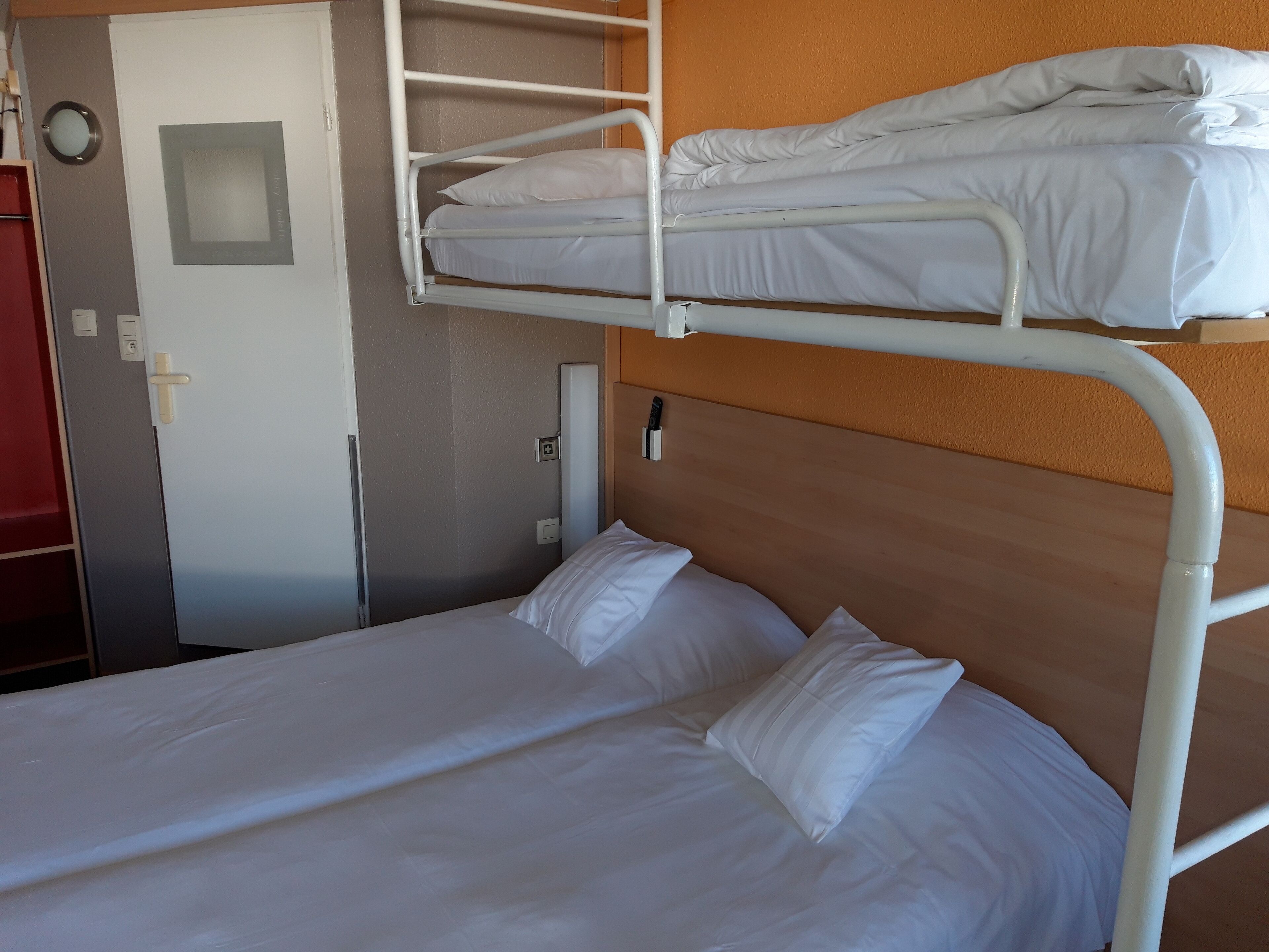 standard room, 3 single beds | desk, soundproofing, free wifi, bed sheets