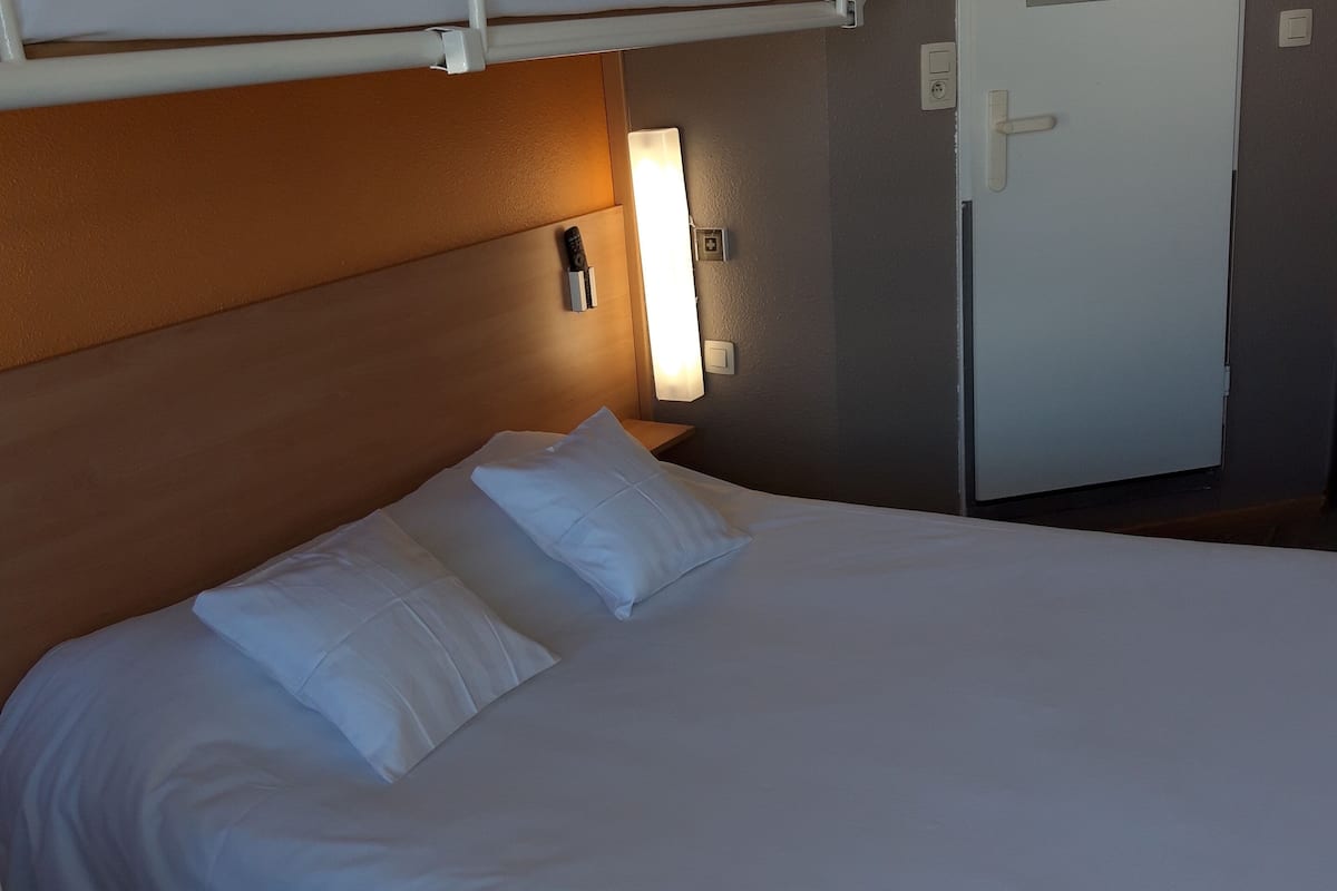 desk, soundproofing, free wifi, bed sheets