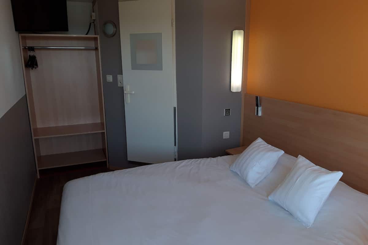 standard room, 1 double bed | desk, soundproofing, free wifi, bed sheets