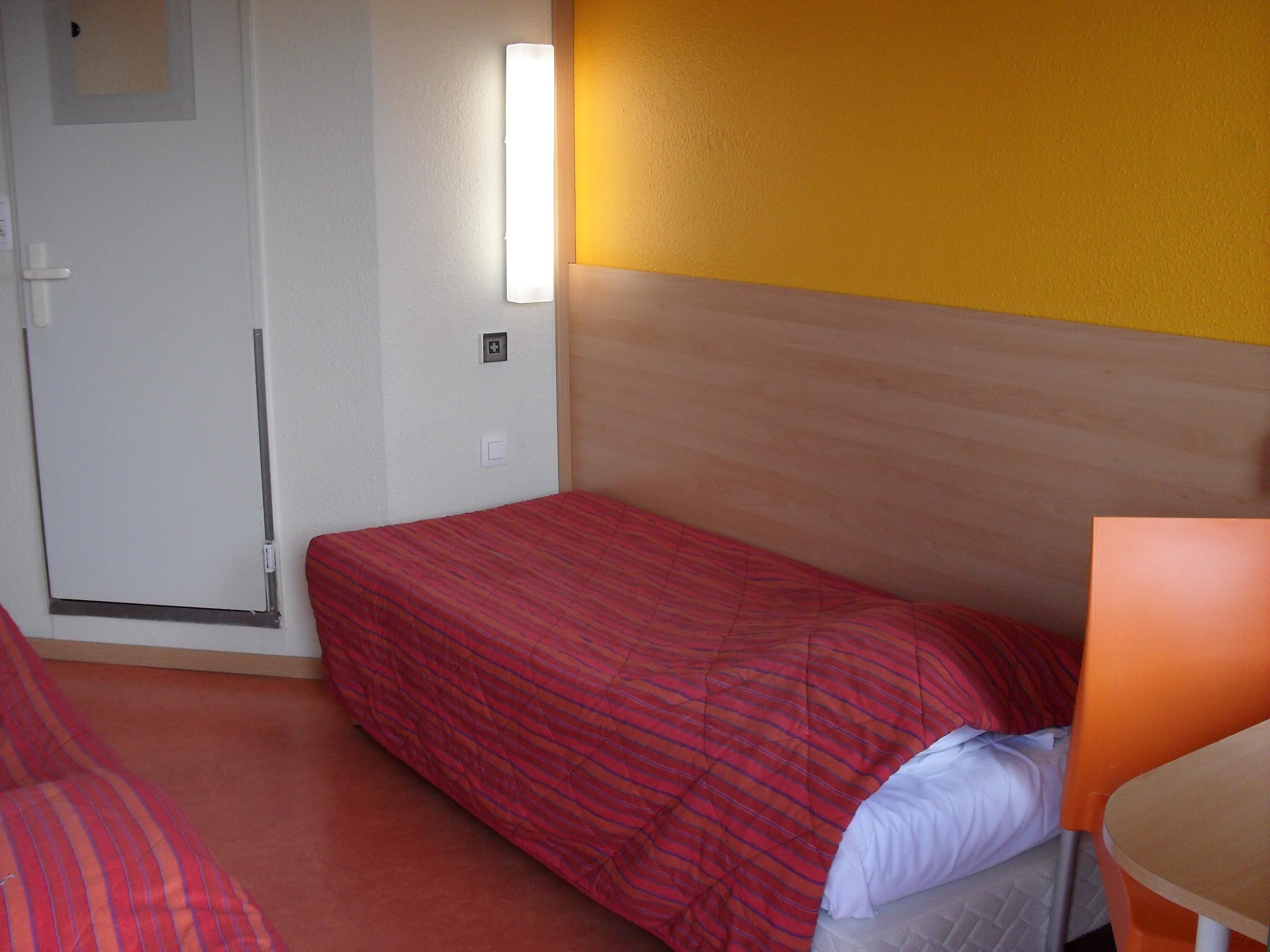 standard room, 2 single beds | desk, soundproofing, free wifi, bed sheets