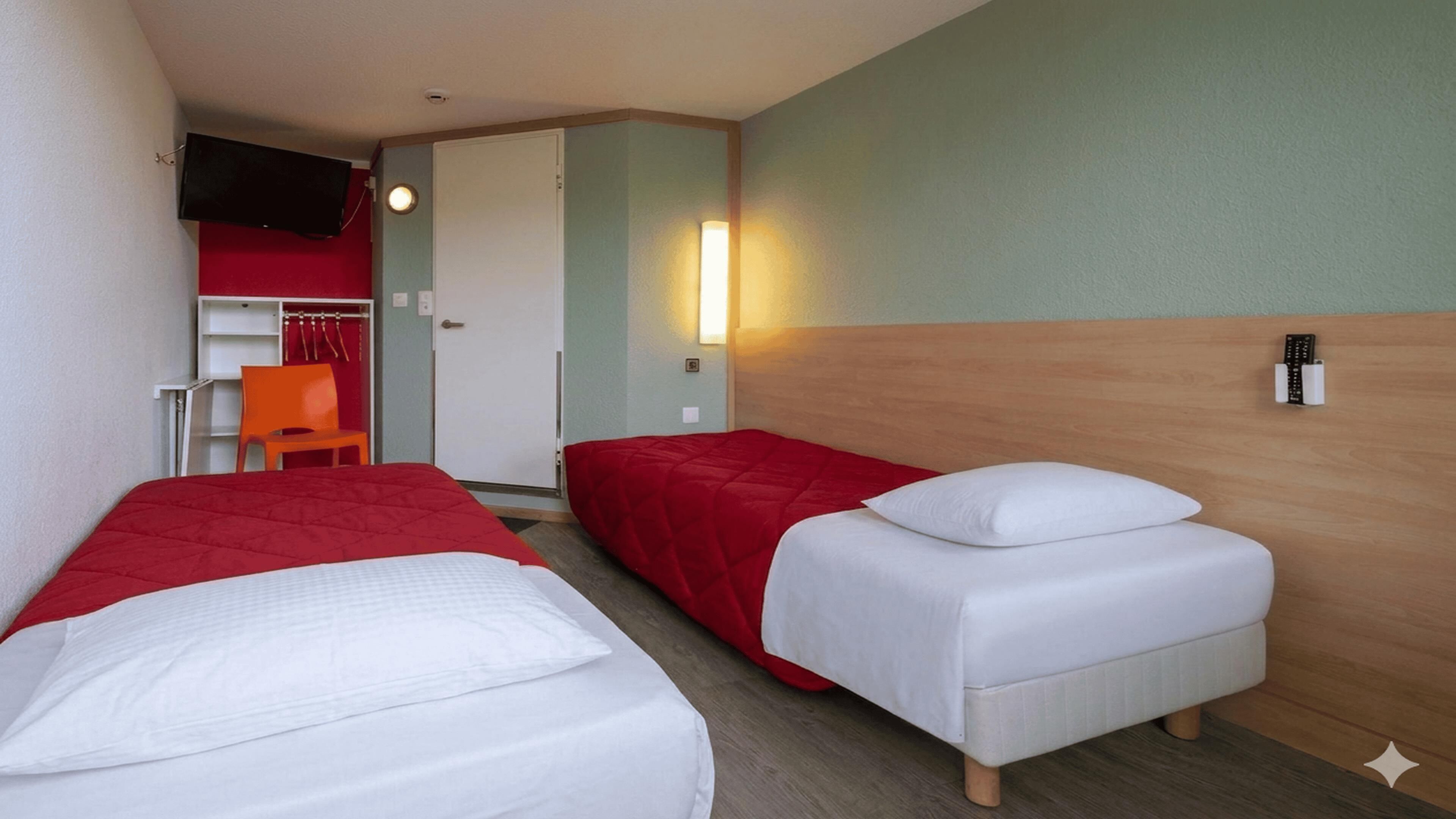 Standard Room, 2 Twin Beds | Desk, soundproofing, WiFi (free), bed sheets