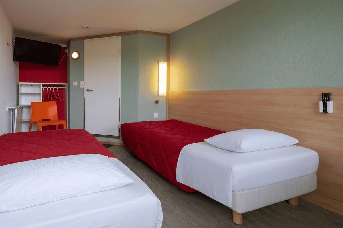 Standard Room, 2 Twin Beds | Desk, soundproofing, WiFi (free), bed sheets