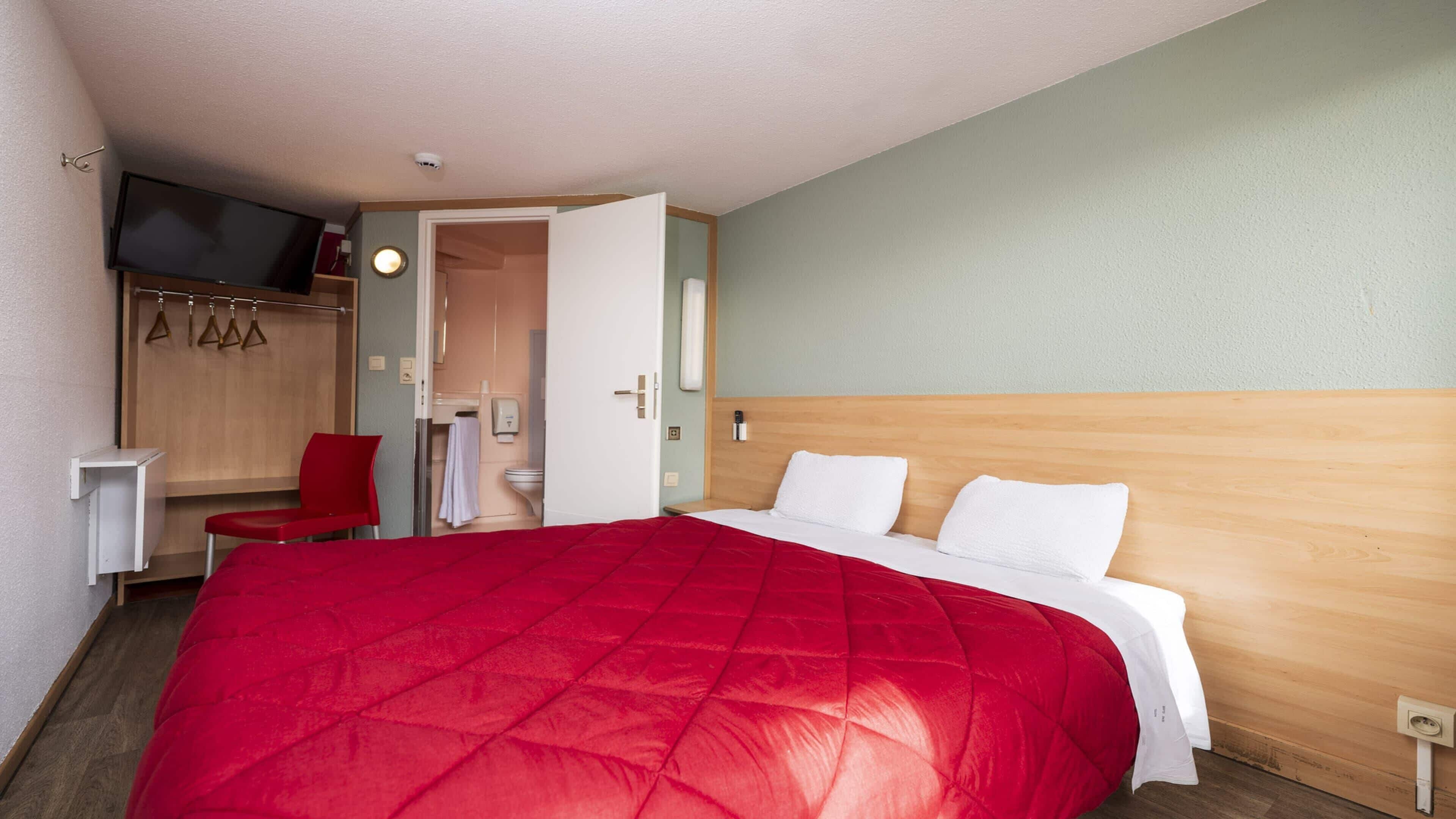 Standard Room, 1 Double Bed | Desk, soundproofing, WiFi (free), bed sheets
