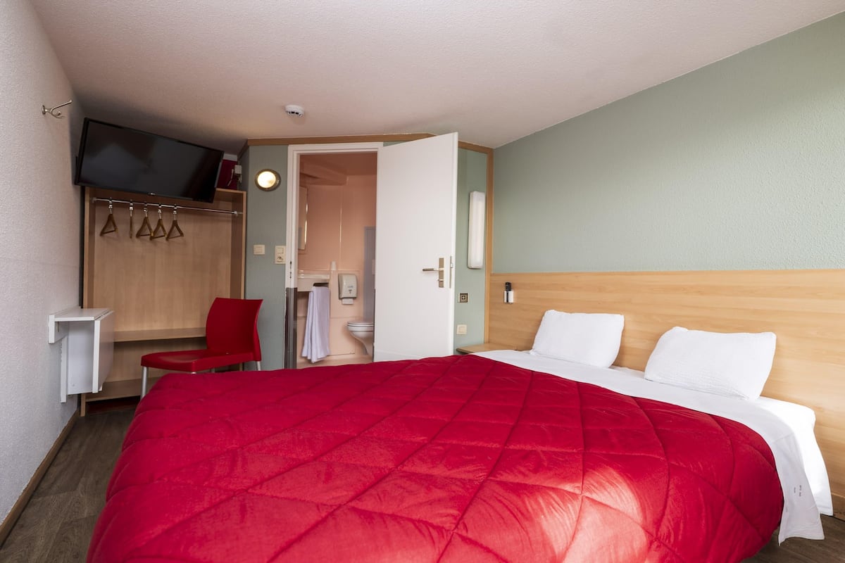 Standard Room, 1 Double Bed | Desk, soundproofing, WiFi (free), bed sheets