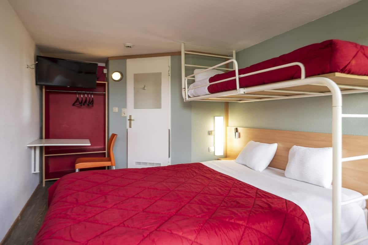 Standard Room, Multiple Beds (1 Double and 1 Single bed) | Desk, soundproofing, WiFi (free), bed sheets