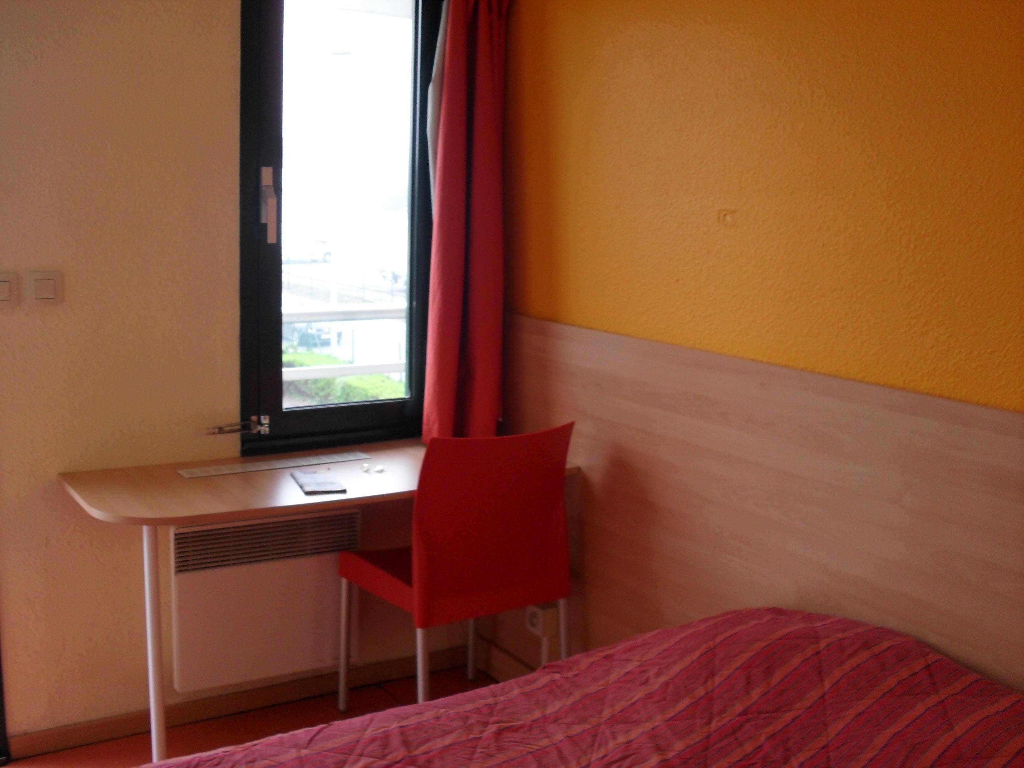 desk, soundproofing, free wifi, bed sheets