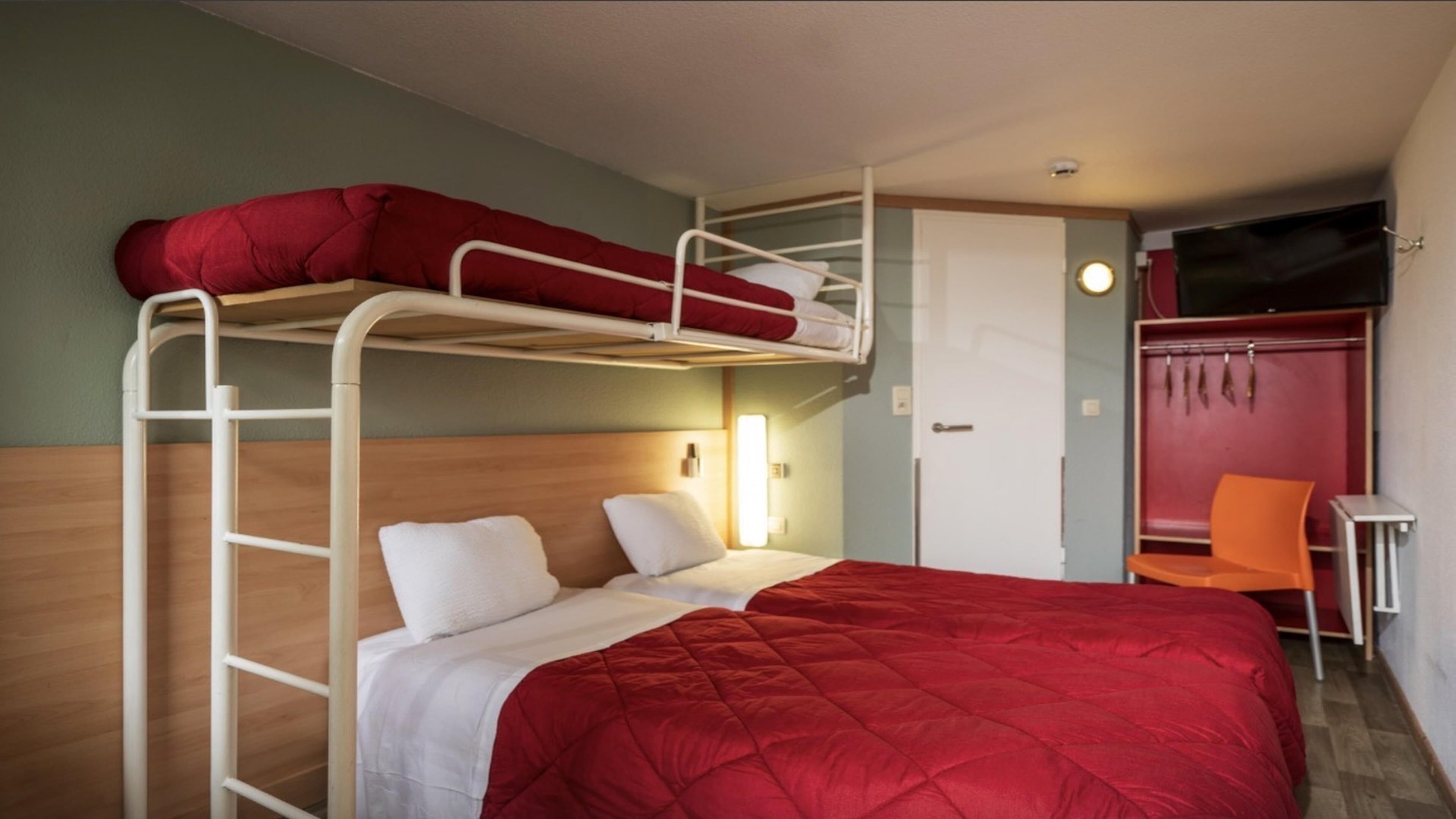 Standard Room, 3 Twin Beds | Desk, soundproofing, WiFi (free), bed sheets