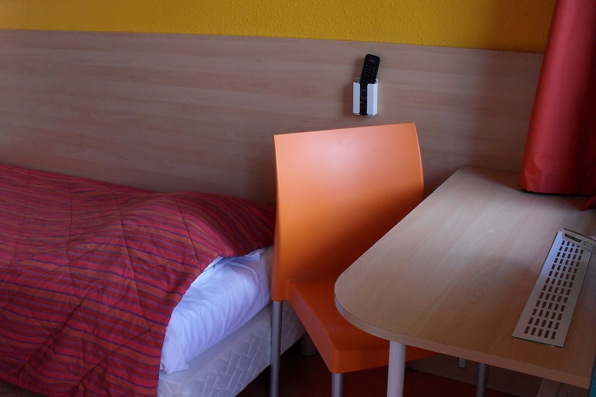 Een bureau, geluiddichte muren, gratis wifi, beddengoed