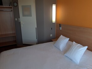 Standard Room, 1 Double Bed | Desk, soundproofing, free WiFi, bed sheets - Premiere Classe Hotel Liege (Liege)