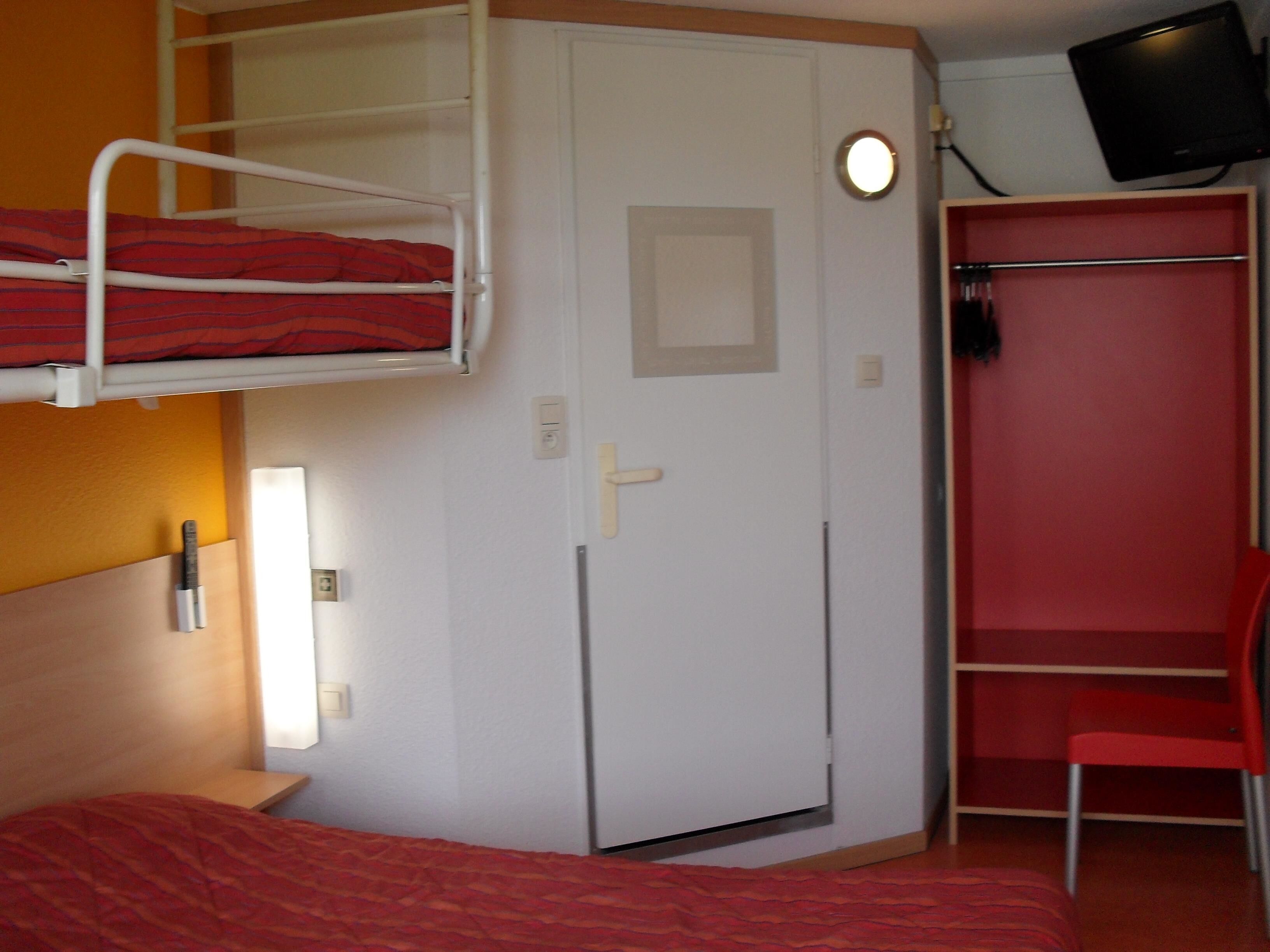 desk, soundproofing, free wifi, bed sheets