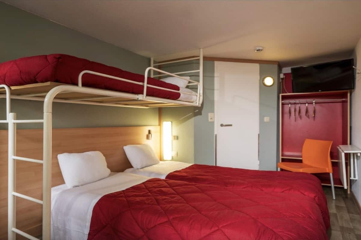 Standard Room, 3 Twin Beds | Desk, soundproofing, WiFi (free), bed sheets