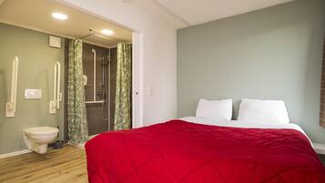 Desk, soundproofing, free WiFi, bed sheets