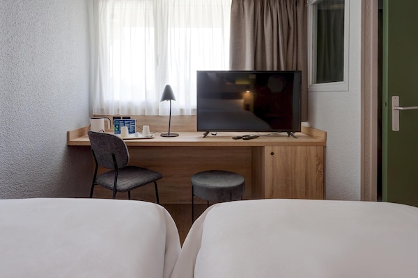 Standard Room, 2 Twin Beds | Desk, soundproofing, iron/ironing board (on request), WiFi (free)