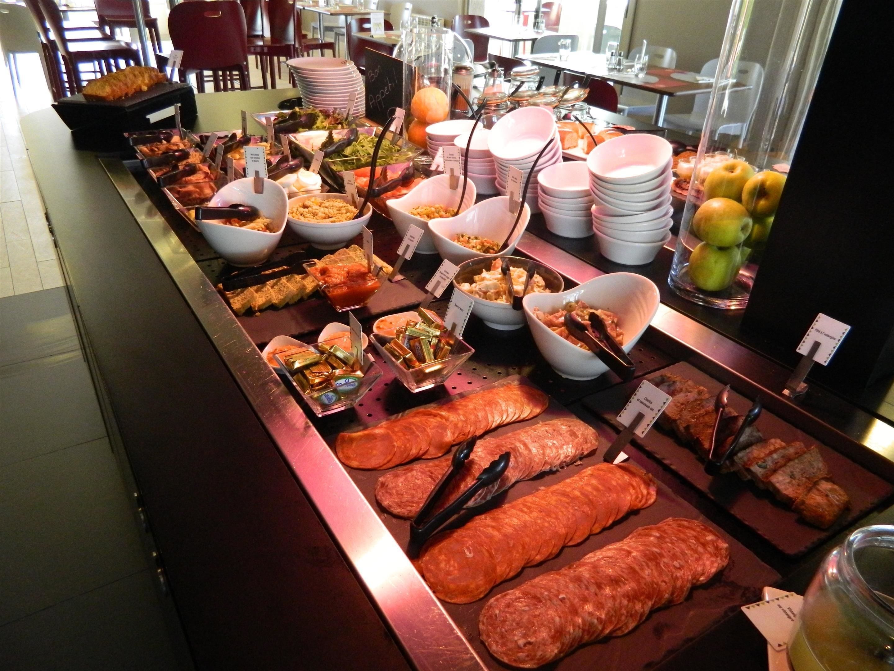 Petit déjeuner et dîner servis sur place, spécialités Cuisine française