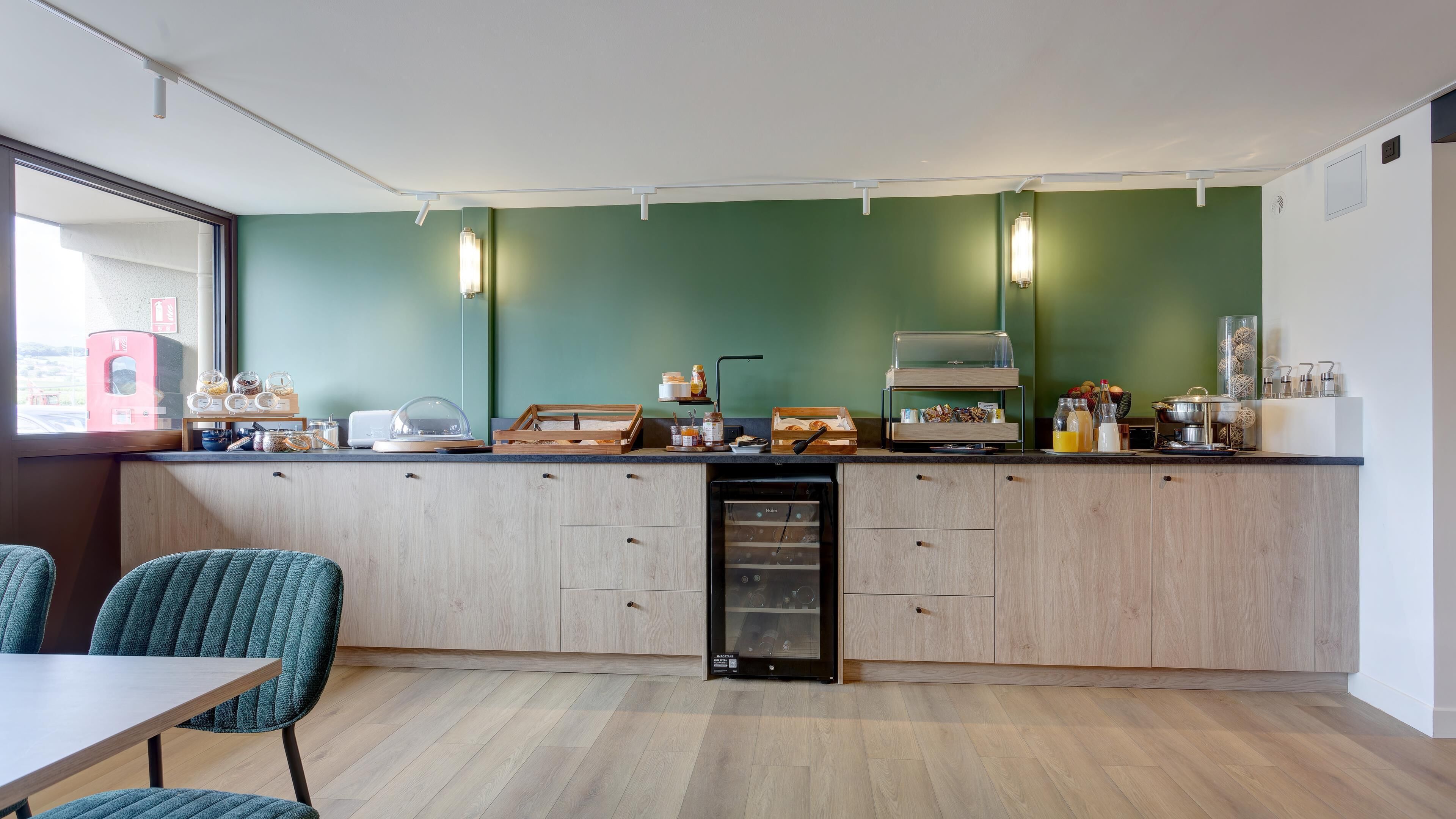 Una cocina moderna con lavavajillas integrado, una barra desayunadora y vistas al exterior.