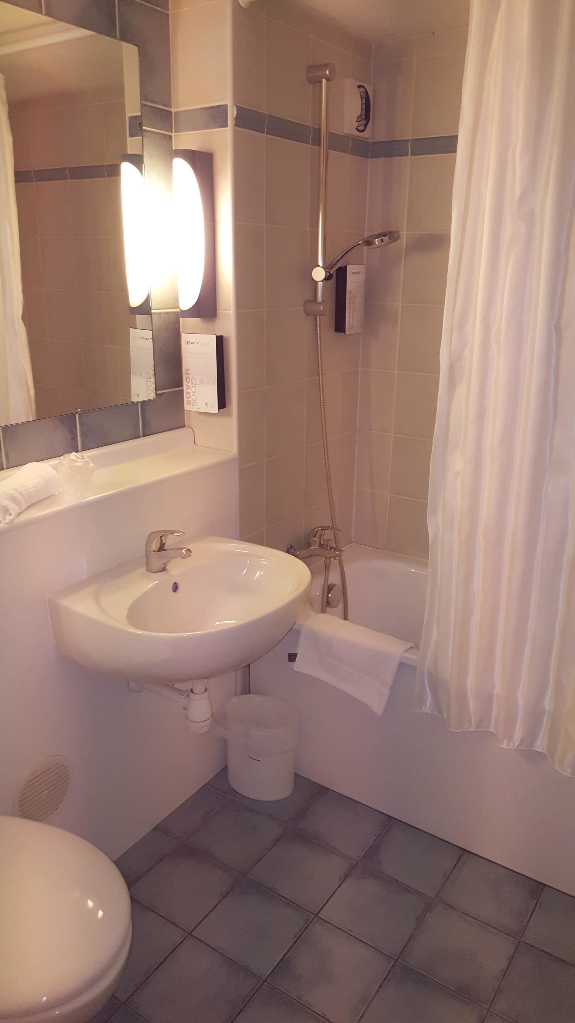 Articles de toilette écologiques, sèche-cheveux, serviettes fournies