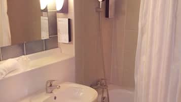 Articles de toilette écologiques, sèche-cheveux, serviettes fournies