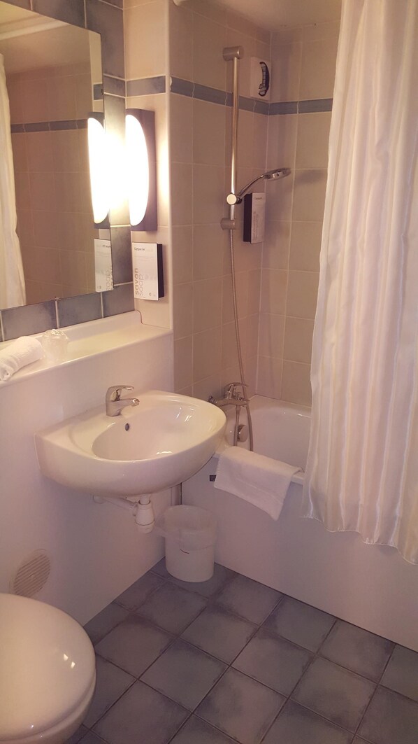 Articles de toilette écologiques, sèche-cheveux, serviettes fournies