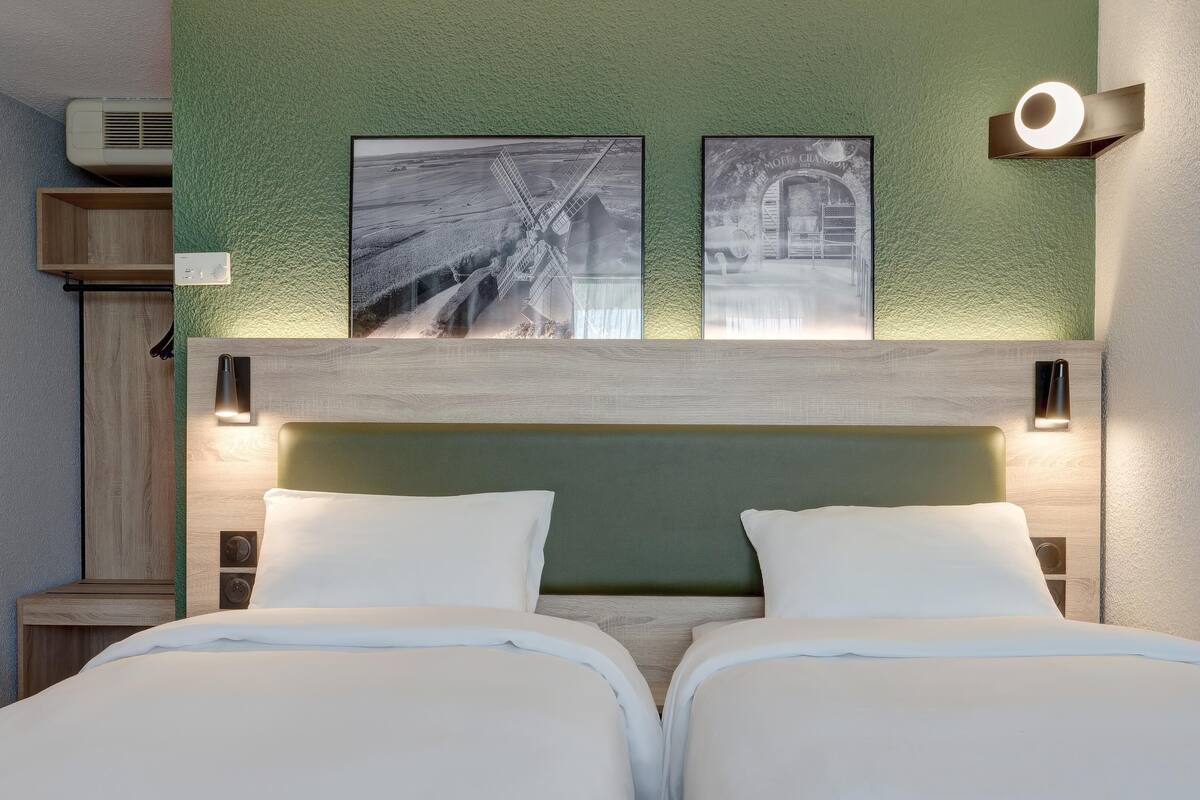Standaard kamer, 2 eenpersoonsbedden | Een bureau, geluiddichte muren, een strijkplank/strijkijzer, gratis wifi