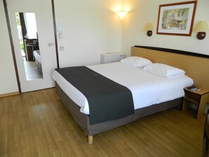 Skrivebord, lydisolert, strykejern/-brett og barnesenger (inkludert)