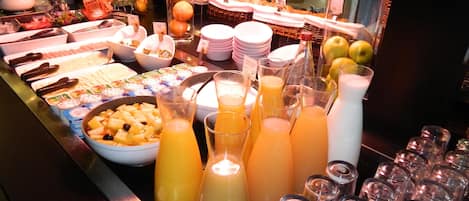 Serveert ontbijt en diner, Franse gerechten