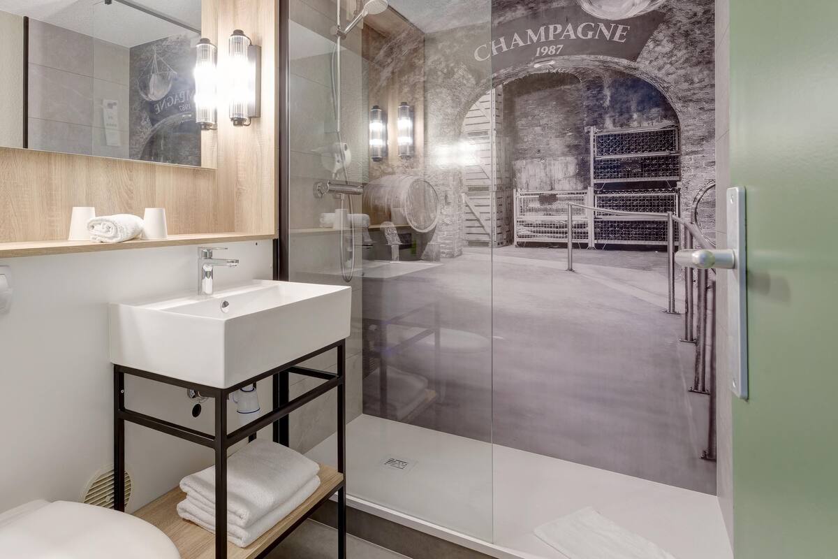  milieuvriendelijk toiletgerief, een haardroger, handdoeken, zeep