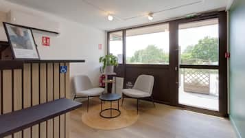 Coin salon dans le hall