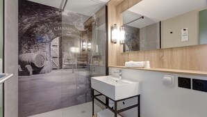 Milieuvriendelijke toiletartikelen, een haardroger, handdoeken, zeep