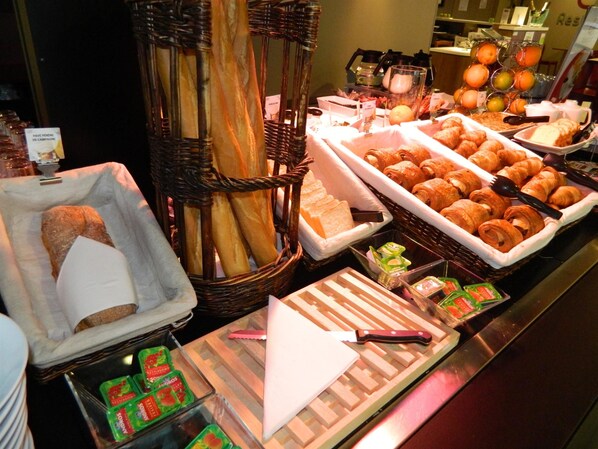 Breakfast and dinner served, French cuisine