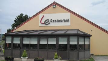 Breakfast and dinner served, French cuisine