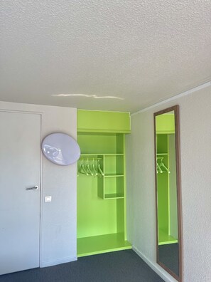 Ropa de cama de alta calidad, caja fuerte, escritorio y cortinas opacas