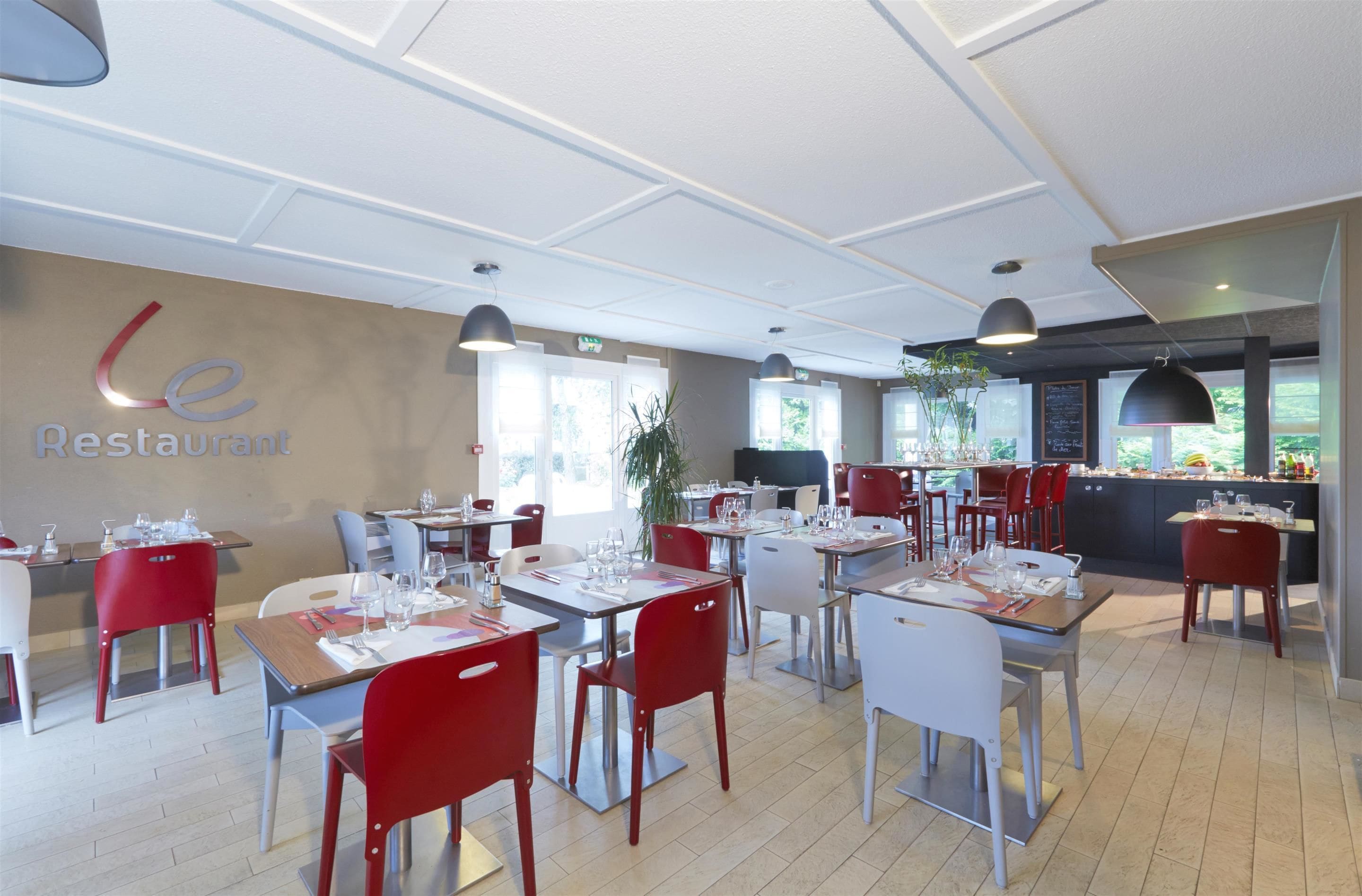 Petit déjeuner et dîner servis sur place, spécialités Cuisine française