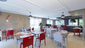 Petit déjeuner et dßner servis sur place, spécialités Cuisine française