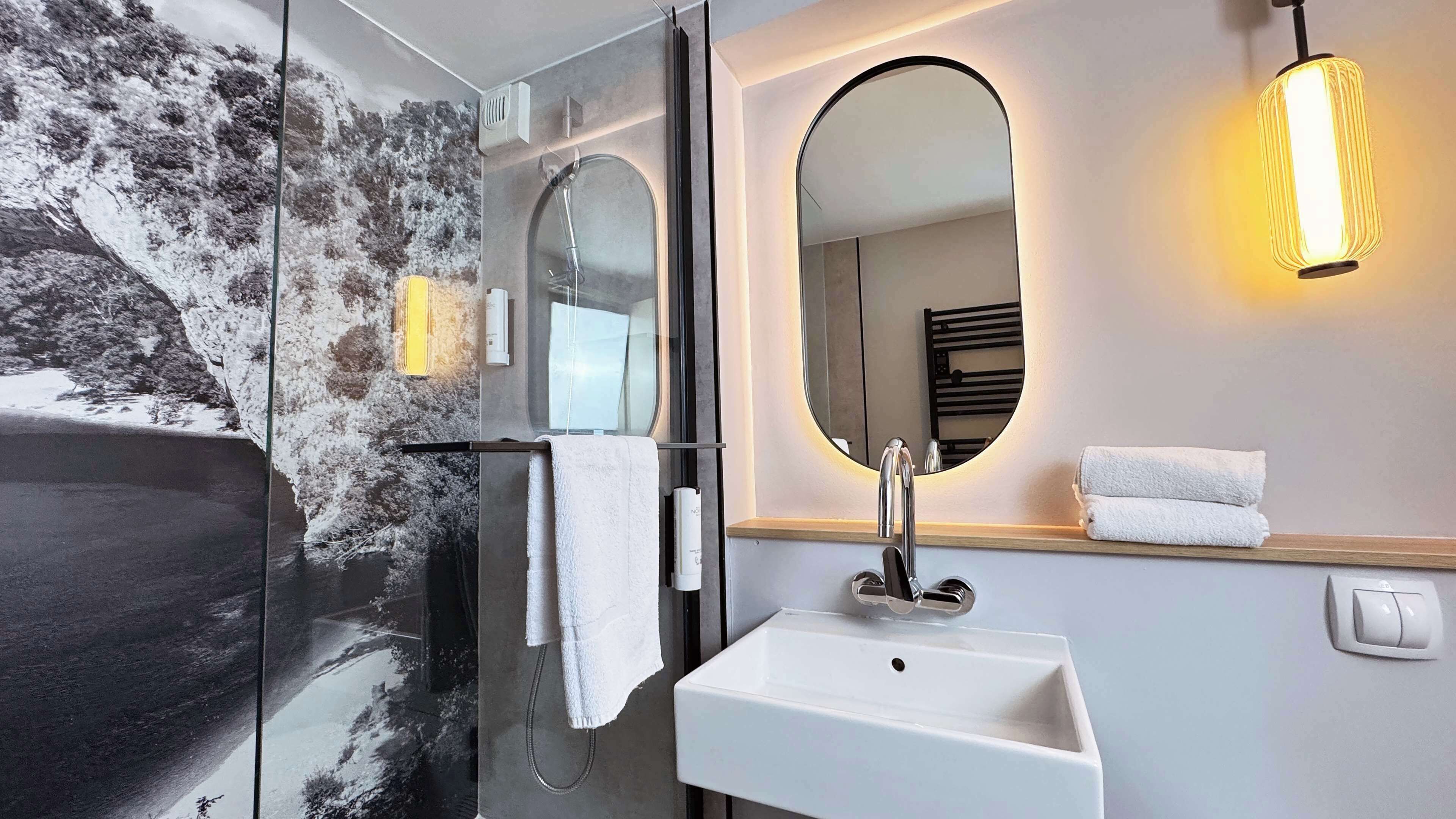 combined shower/bathtub, eco-friendly toiletries, hair dryer, towels