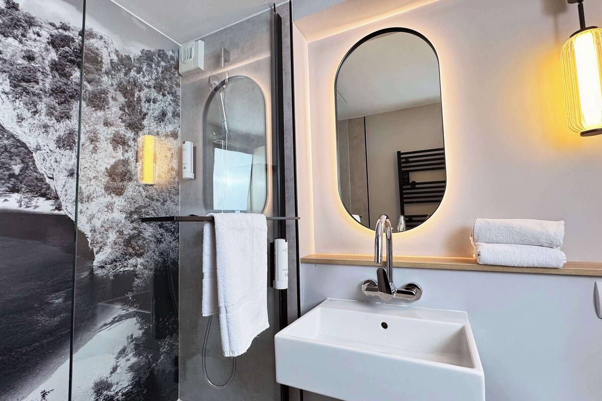 combined shower/bathtub, eco-friendly toiletries, hair dryer, towels