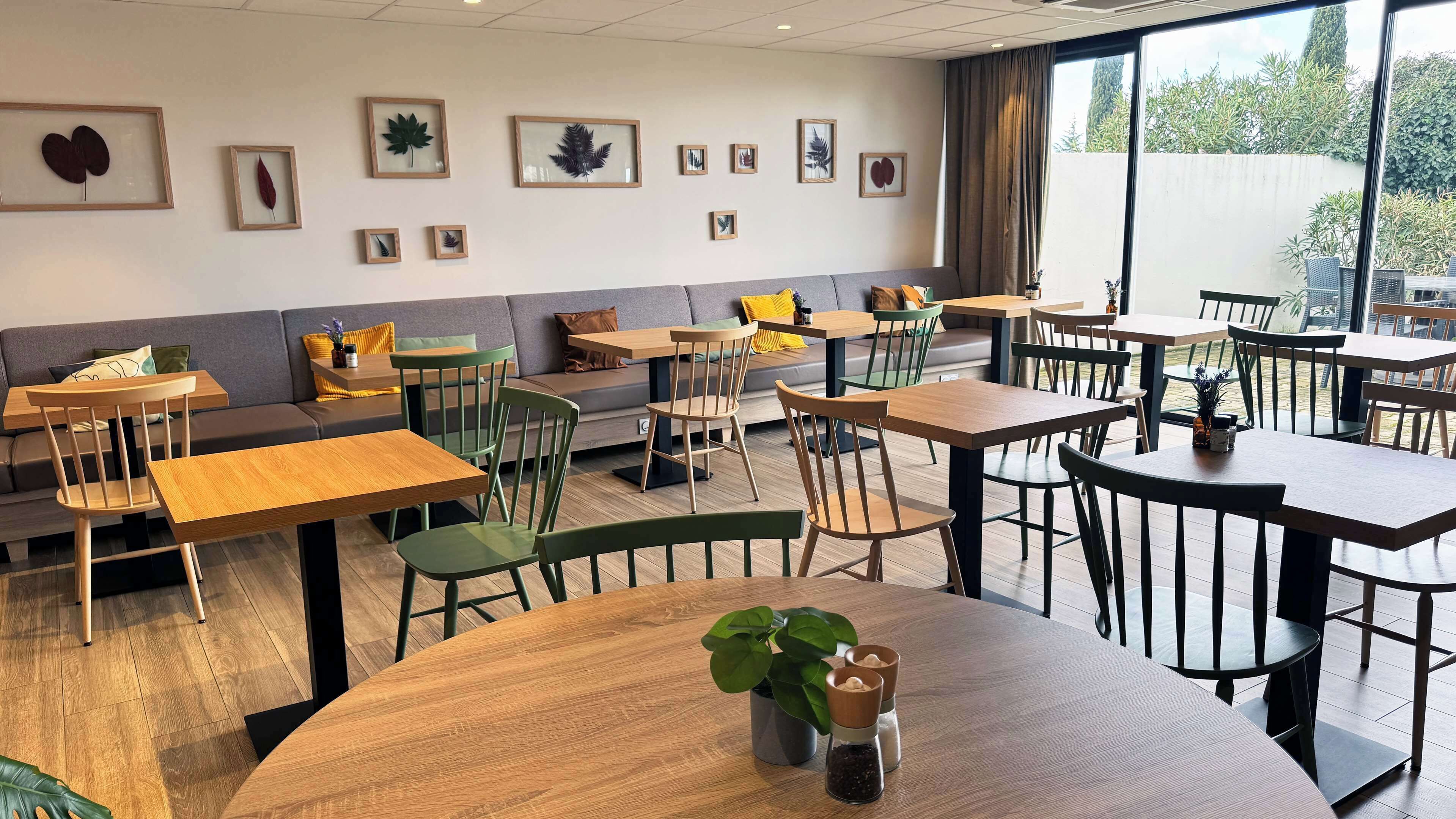 Phục vụ bữa sáng và bữa tối, món Pháp 