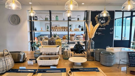 Se sirven desayunos y cenas, cocina francesa
