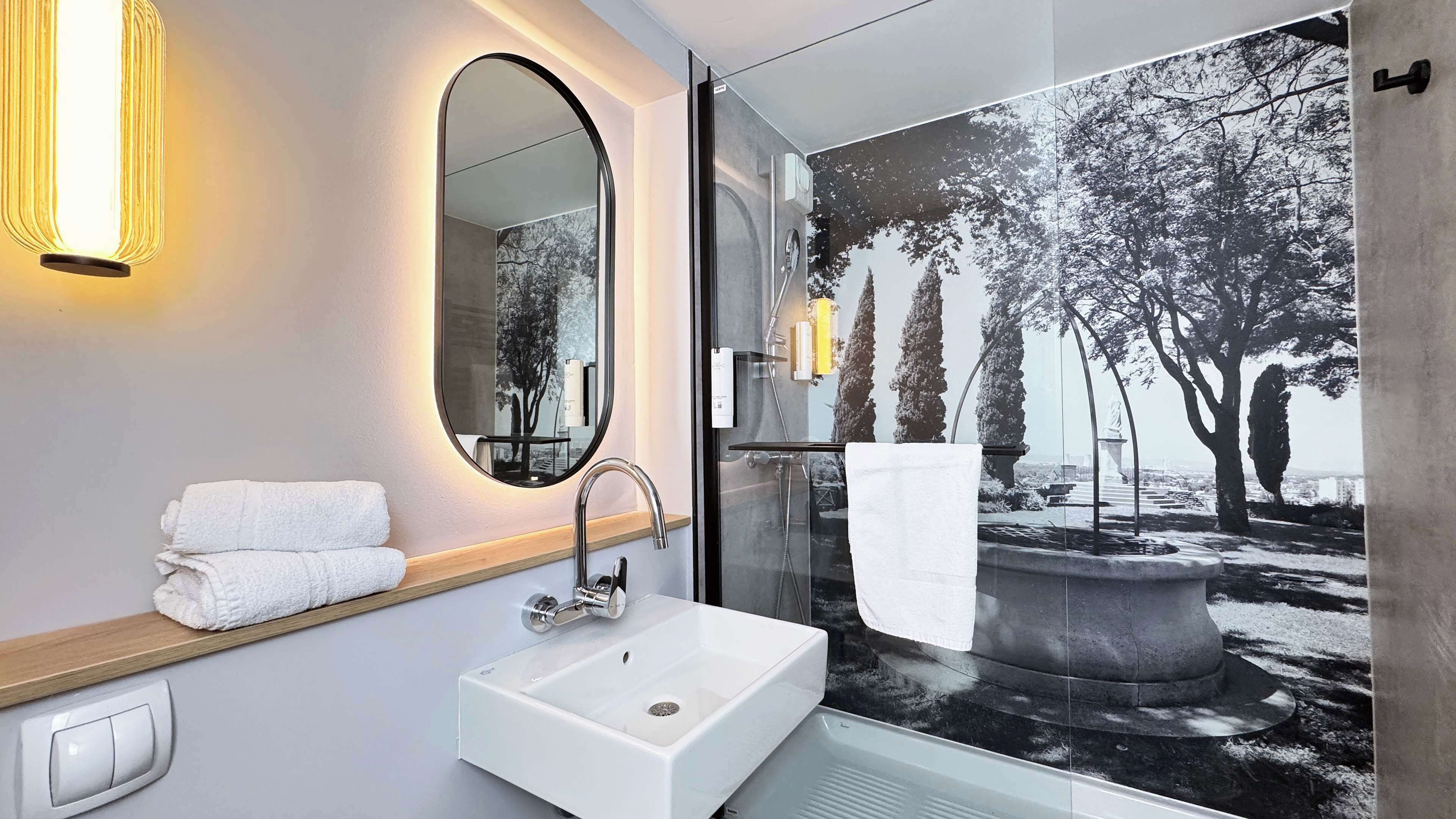 combined shower/bathtub, eco-friendly toiletries, hair dryer, towels