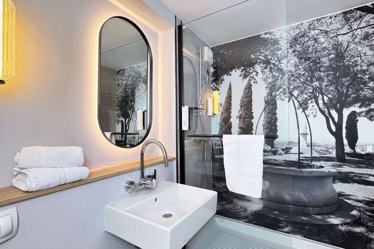 combined shower/bathtub, eco-friendly toiletries, hair dryer, towels